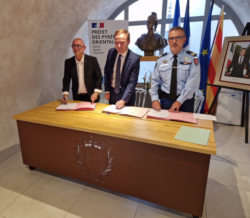Photo de la signature du protocole « Participation citoyenne »